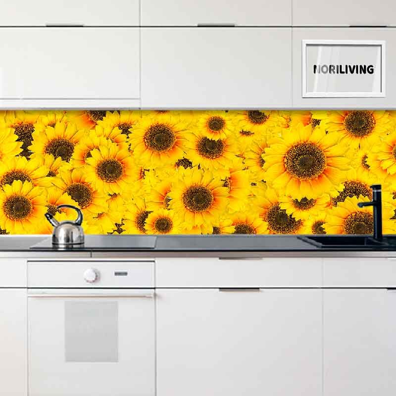 Eine weiße Küche mit einem bunten Spritzschutz aus leuchtenden Sonnenblumen