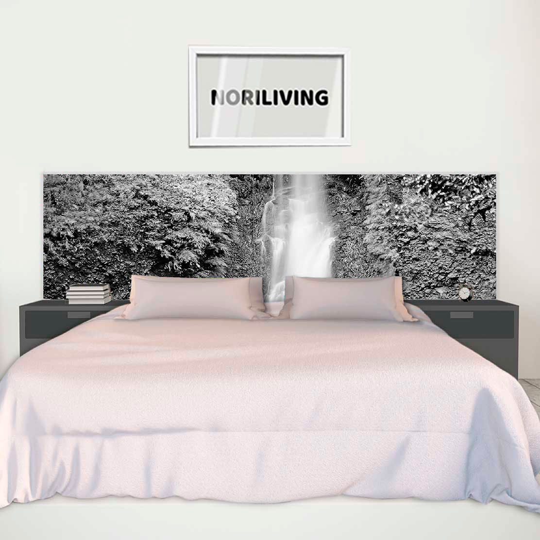 im Schlafzimmer eingebaute Bettrückwand mit Motiv Wasserfall in der Felswand 760 schwarz-weiß