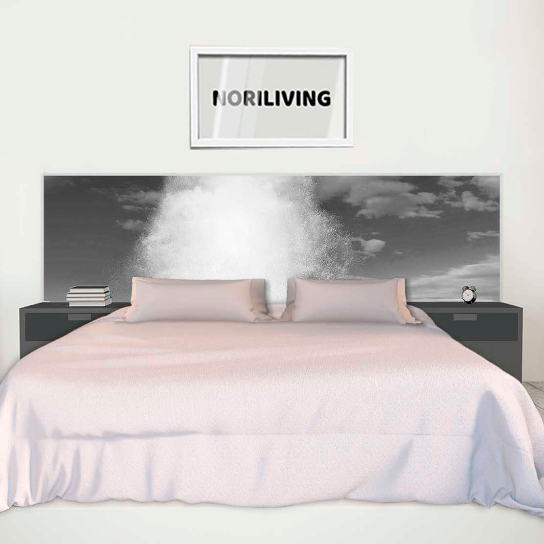 im Schlafzimmer eingebaute Bettrückwand mit Motiv ausbrechender Geysir heißer Quellen auf Island 011 schwarz-weiß