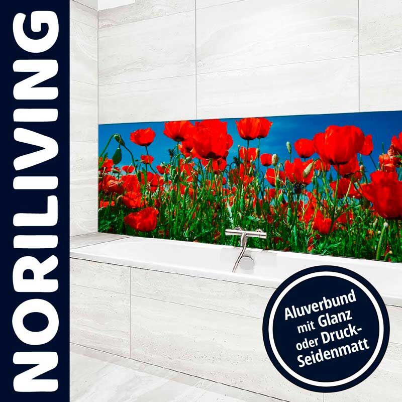 Badezimmer mit Mohnblumen-Wandpaneel von Noriliving, Aluverbund mit Glanz oder Druck-Seidenmatt, über einer Badewanne
