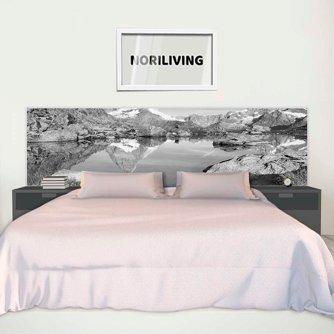 im Schlafzimmer eingebaute Bettrückwand mit Motiv Berge und See in der Schweiz 520 schwarz-weiß