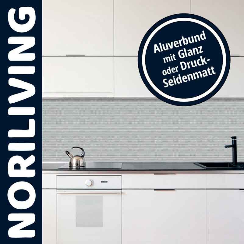 Weiße Küche mit Aluverbund-Rückwand in Glanz oder Druck-Seidenmatt von NORILIVING