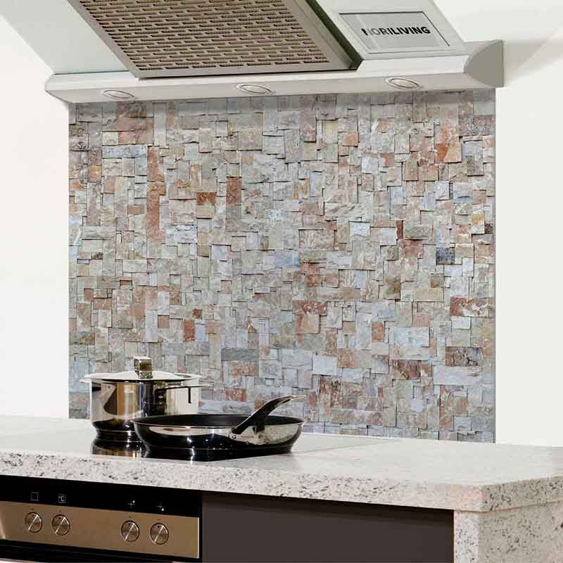 Moderne Küche mit eleganter Mosaik-Wandverkleidung hinter Herd und Abzugshaube
