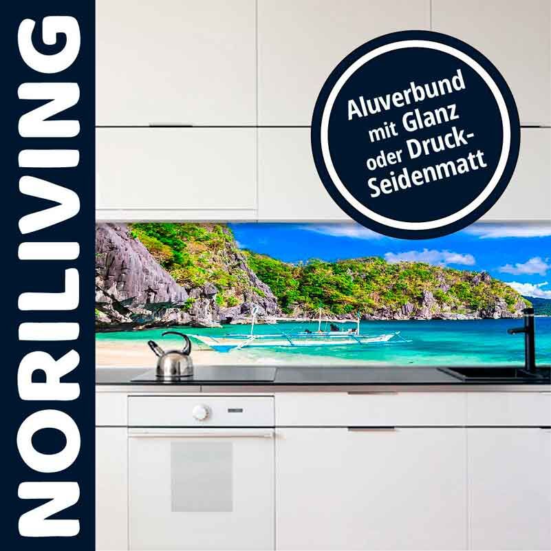 Moderne Küchenrückwand mit tropischem Strand-Motiv, erhältlich in Aluverbund mit Glanz oder Druck-Seidenmatt, von Noriliving.