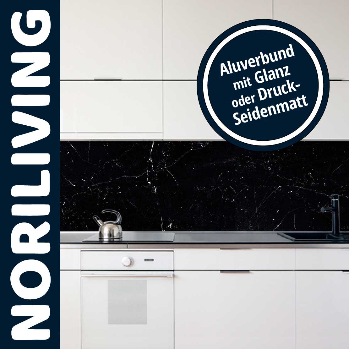 Minimalistische weiße Küche mit schwarzer Aluverbund-Glasrückwand in Glanz oder Druck-Seidenmatt von Noriliving