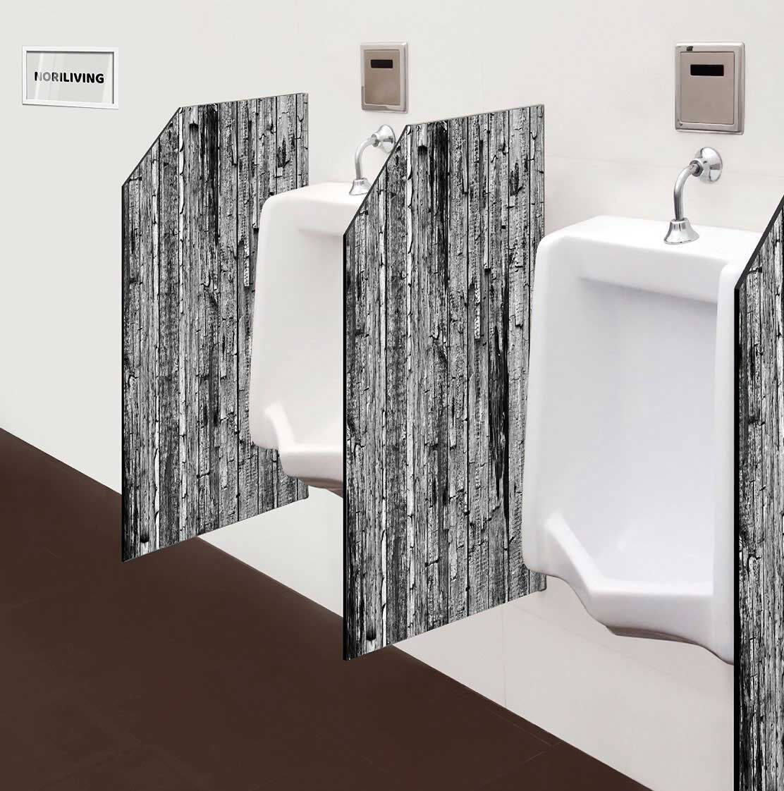 in der Toilette eingebaute Schamwand mit Motiv Alte Scheunenbretter 345 schwarz-weiß