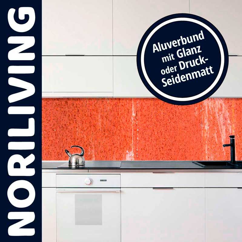 Moderne weiße Küche mit roter Aluverbund-Wand und Wasserkocher, Marke NORILIVING