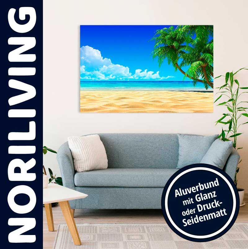 Moderner Wohnraum mit blauer Couch und dekorativem Strandbild an der Wand, umrahmt von Pflanzen.
