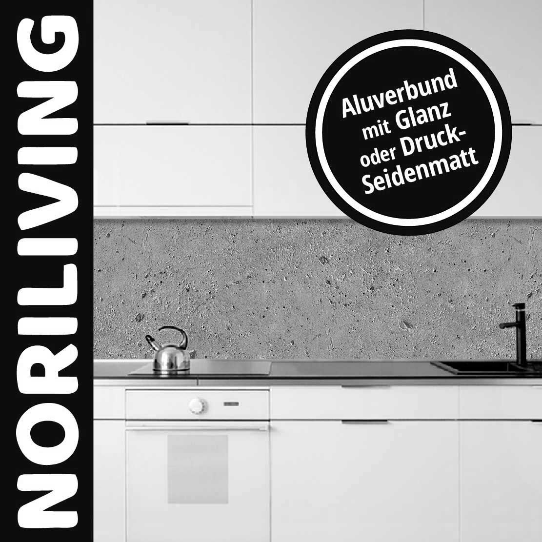 Schwarz-weiße Küche mit Aluverbundplatten von Noriliving. Rückwand in Betonoptik, wählbar in Glanz oder Druck-Seidenmatt.
