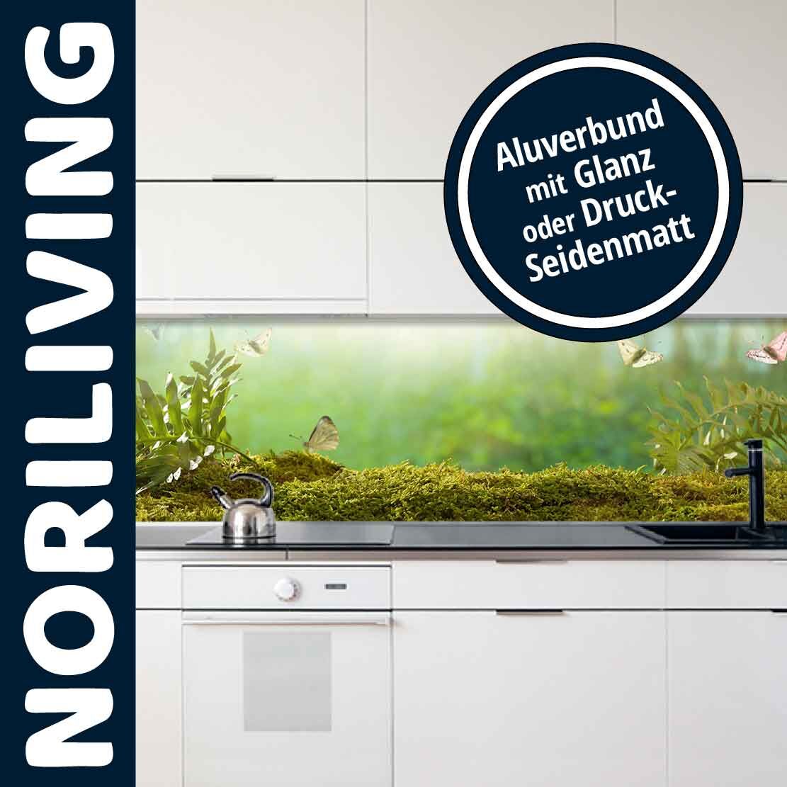 Moderne Küche mit dekorativer Aluverbundrückwand von Noriliving, zeigt Naturmotiv mit Moos und Schmetterlingen