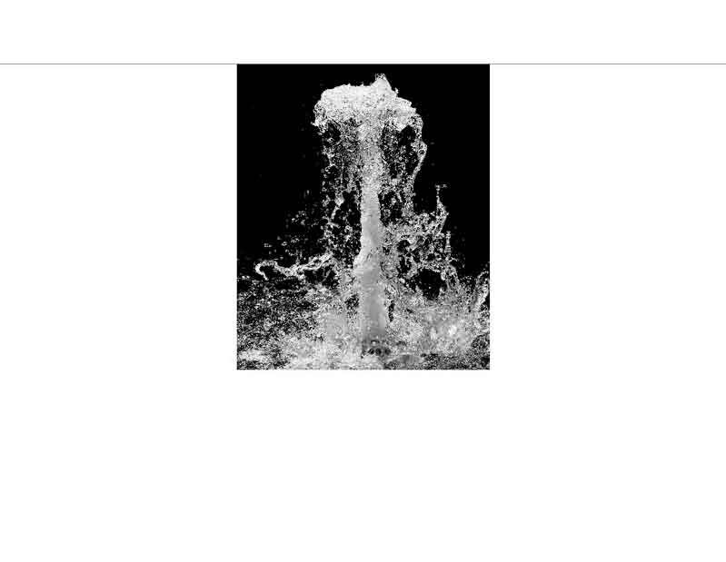 Eine Aufnahme eines spritzenden Wasserstrahls auf schwarzem Hintergrund, der Bewegung und Frische darstellt.