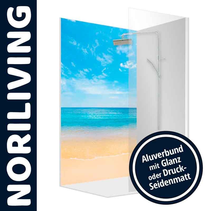 Duschrückwand von NORILIVING mit Motiv eines sonnigen Strandes und Meeresblick, erhältlich in Aluverbund glänzend oder druck-seidenmatt