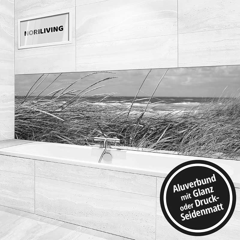 Modernes Badezimmer mit Badewanne und Wandverkleidung aus Aluverbund. Die Wand zeigt ein Strandmotiv mit Gras und Meer in Glanzoptik.
