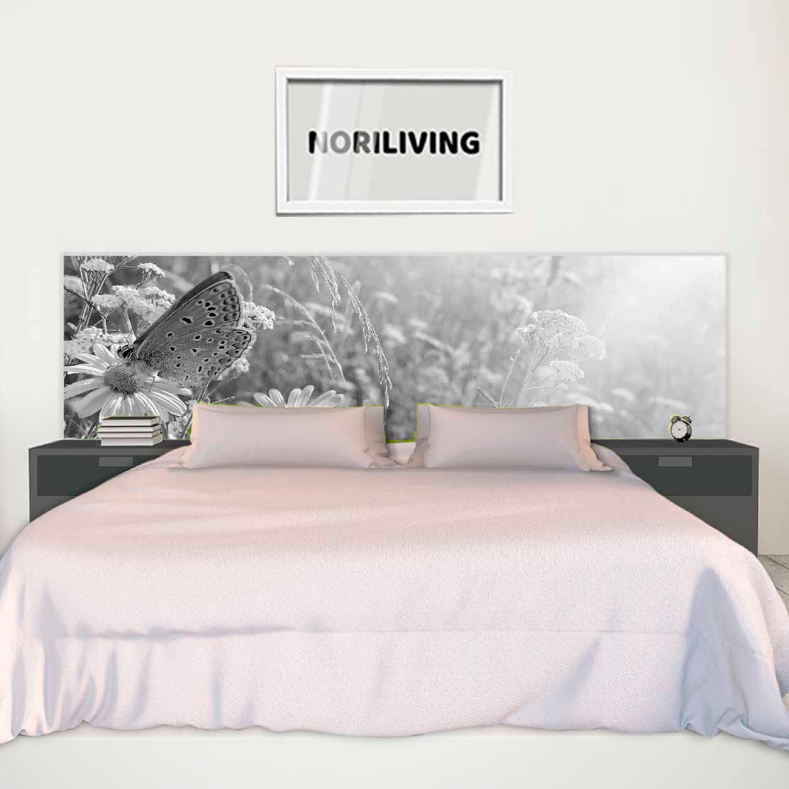 im Schlafzimmer eingebaute Bettrückwand mit Motiv Kamille und Schmetterling 556 schwarz-weiß