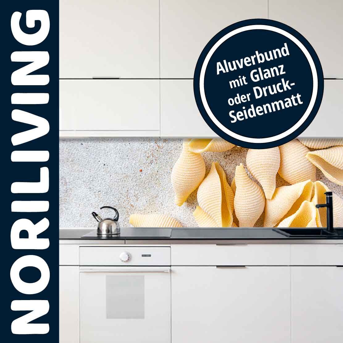 Küchenzeile mit Aluverbund-Rückwand im Muscheldesign von NORILIVING, erhältlich in Glanz oder Druck-Seidenmatt