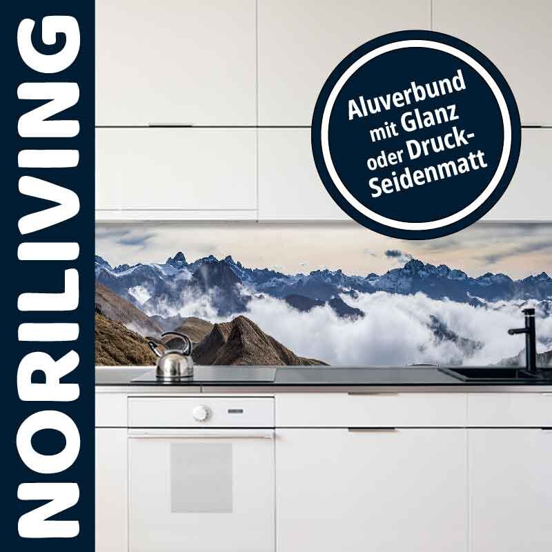 Weiße Küche mit Aluverbund-Wandverkleidung, bedruckt mit Berglandschaft, verfügbar in Glanz oder Seidenmatt