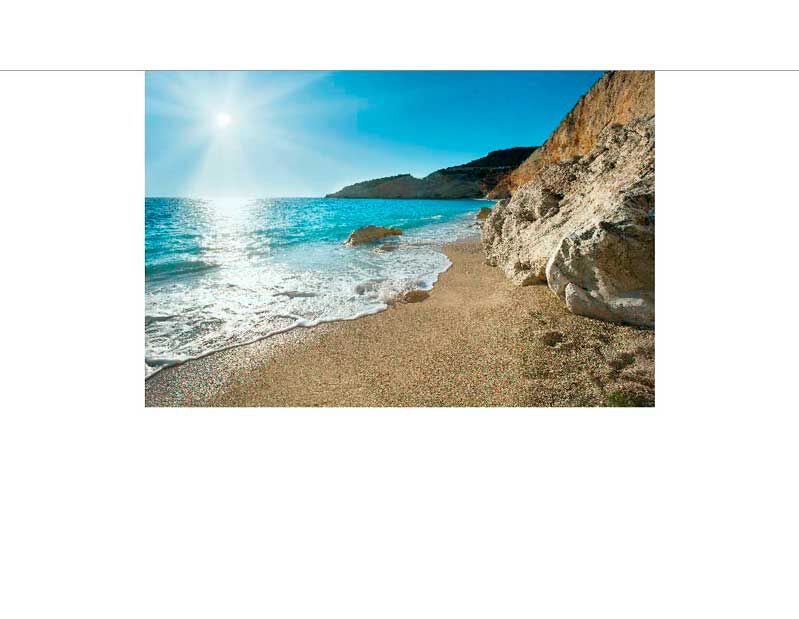 Ein malerischer Strand bei Sonnenschein, mit klarem blauem Wasser, Sand und Felsen