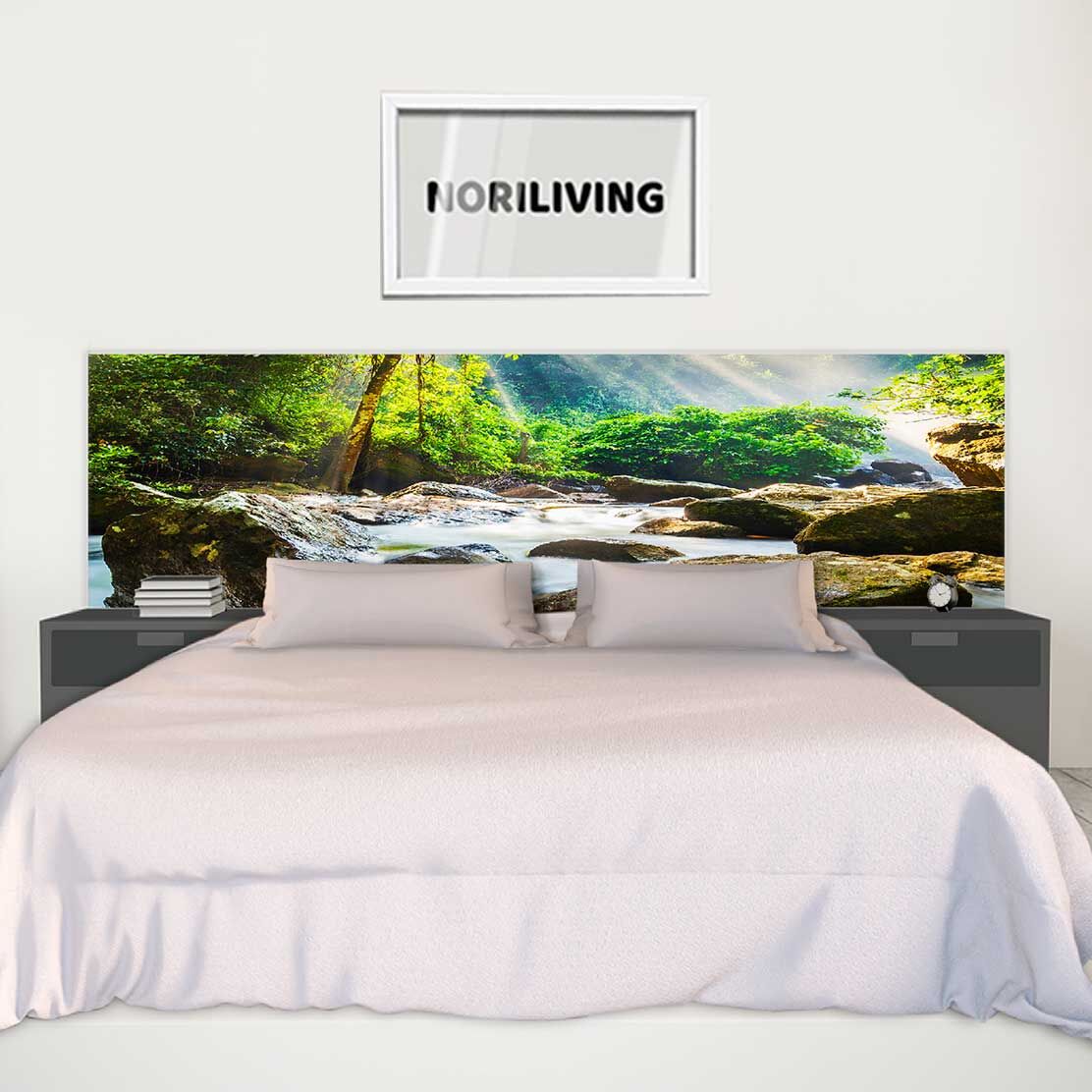 Ein stilvolles Bett mit einem Kopfteil, das eine natürliche Waldlandschaft zeigt, und einem NORILIVING-Logo darüber.