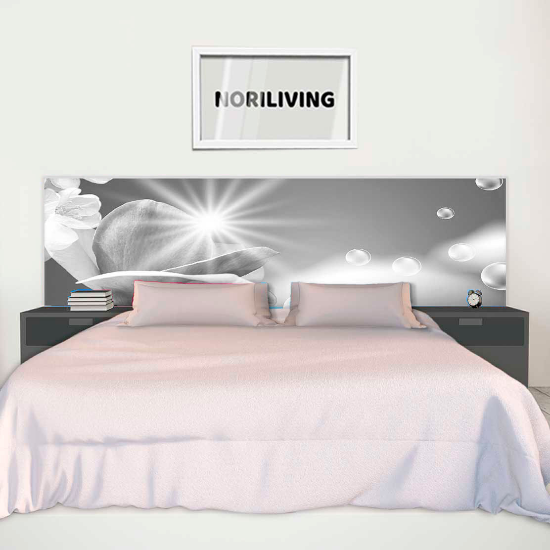 im Schlafzimmer eingebaute Bettrückwand mit Motiv Blumiger Himmel 333 schwarz-weiß