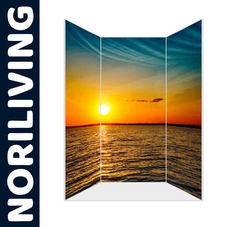 Raumteiler mit Bild eines Sonnenuntergangs über dem Meer von NORILIVING