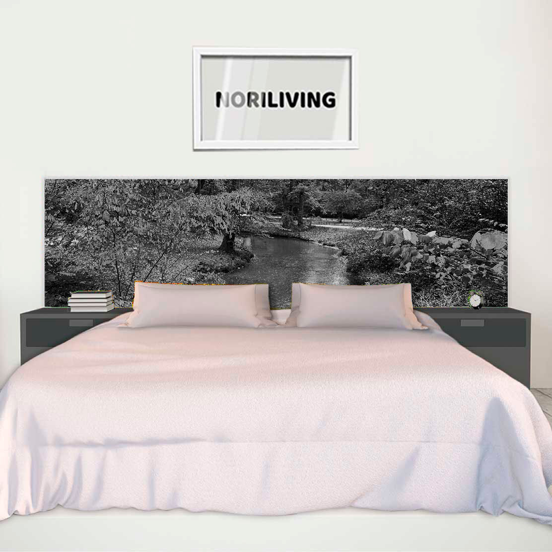 im Schlafzimmer eingebaute Bettrückwand mit Motiv Englischer Garten in München im Herbst 052 schwarz-weiß