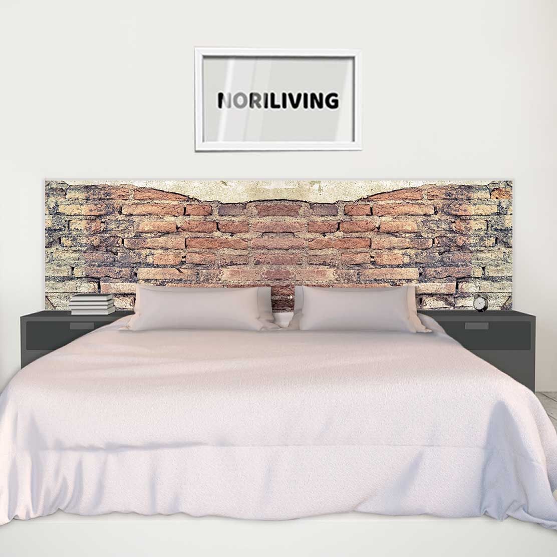 im Schlafzimmer eingebaute Bettrückwand mit Motiv Alte Ziegelmauer 513b