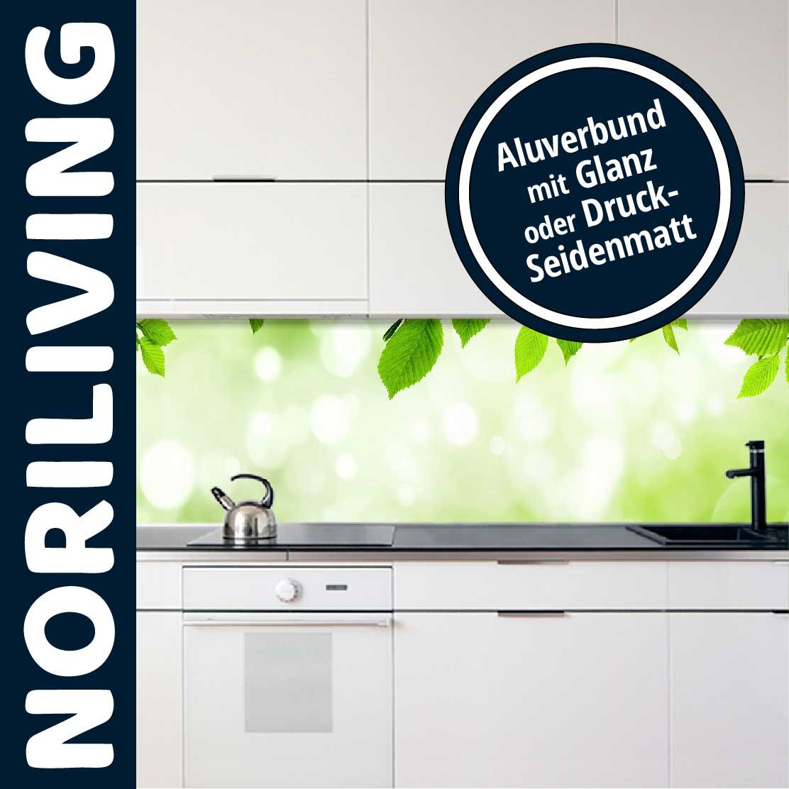 Moderne weiße Küche mit NORILIVING Küchenrückwand aus Aluverbund mit grünem Blätterdesign, erhältlich in Glanz oder Druck-Seidenmatt
