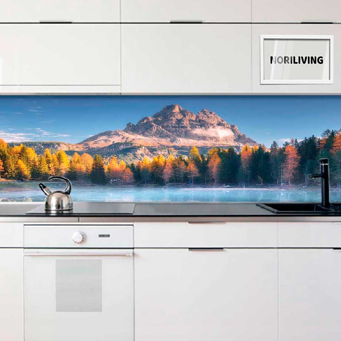 Moderne Küche mit Rückwand als Landschaftspanorama mit Berg und Herbstwald
