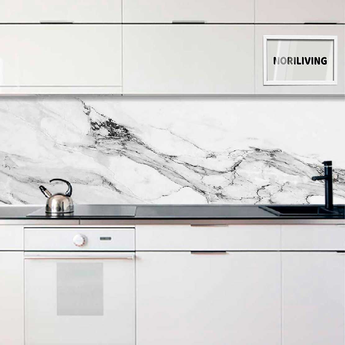 Helle, moderne Küche mit einer eleganten weißen Marmorrückwand, die einen Wasserhahn und einen Wasserkocher auf der Arbeitsplatte zeigt.