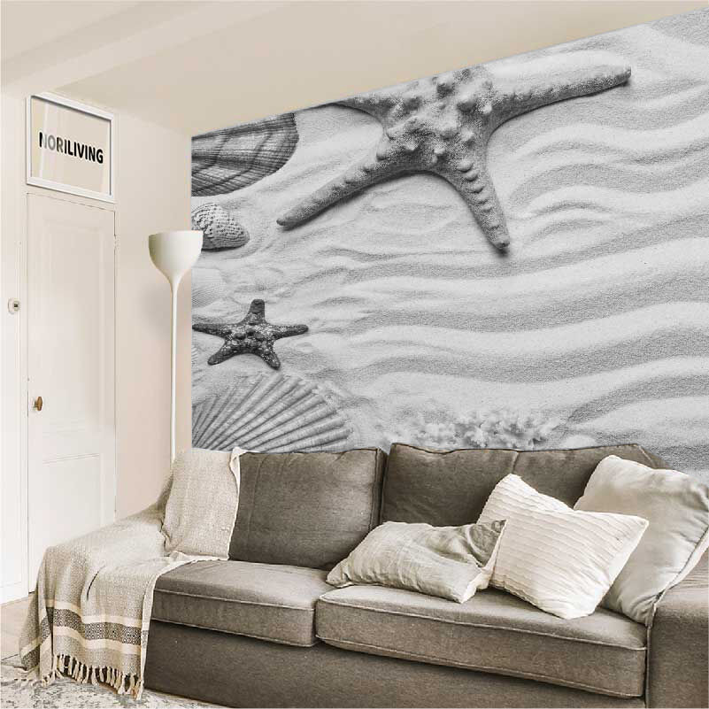 im Wohnzimmer eingebaute Wohnzimmerrückwand mit Motiv Seesterne und Muscheln am Strand 240 schwarz-weiß