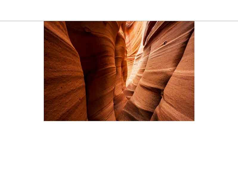Schmale Sandsteinschlucht mit faszinierenden Licht- und Schattenmustern an den Wänden