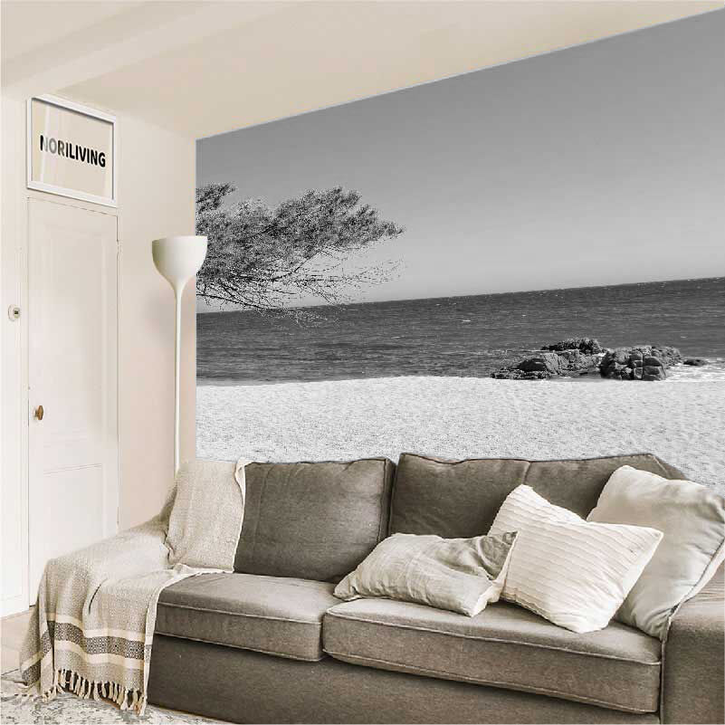 im Wohnzimmer eingebaute Wohnzimmerrückwand mit Motiv Sandstrand an der Costa Brava Spanien 853 schwarz-weiß