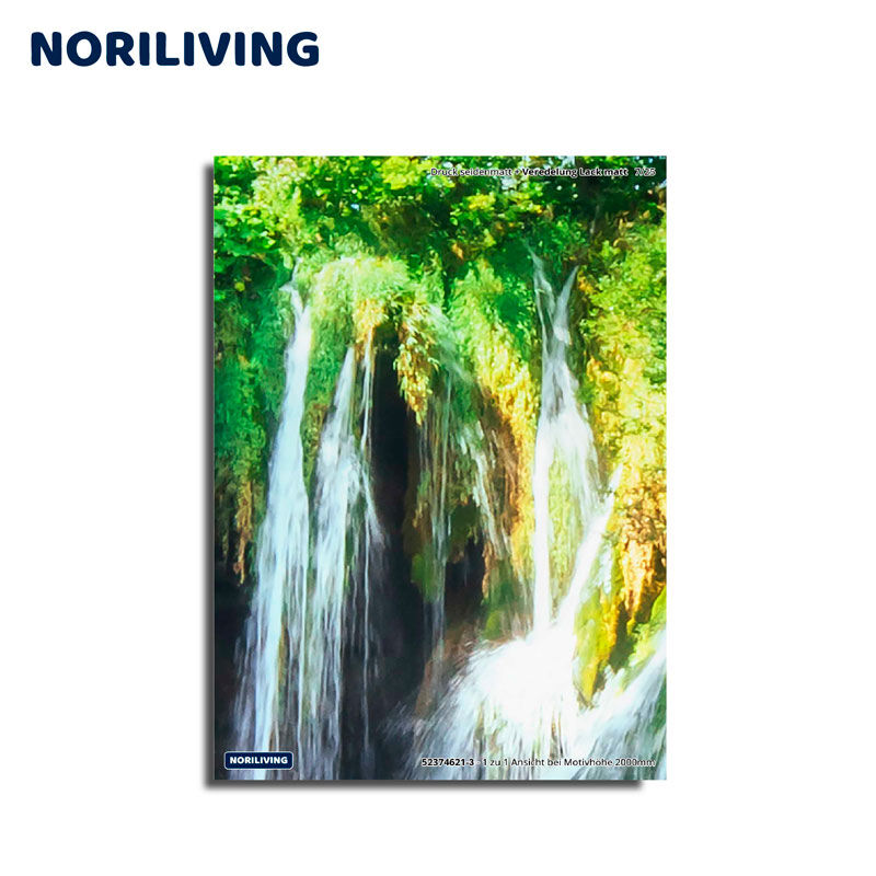 Dekoratives Wandbild eines Wasserfalls umgeben von grüner Vegetation, geeignet für Wohnzimmer oder Büro