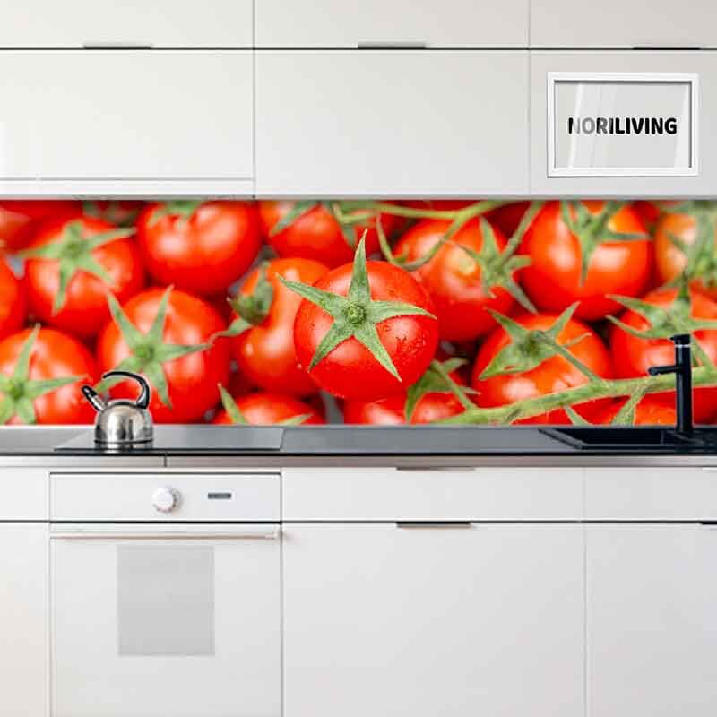 Weiße Küche mit auffälliger Küchenrückwand, die ein Tomatenmotiv zeigt.