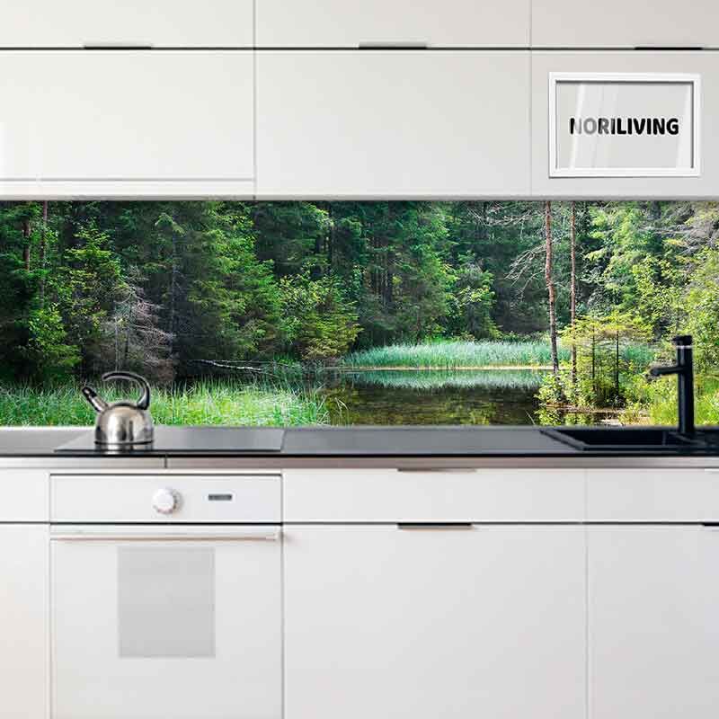 in der Küche eingebaute Küchenrückwand mit Motiv Kristallklarer blauer Waldsee im Wald Endla 703