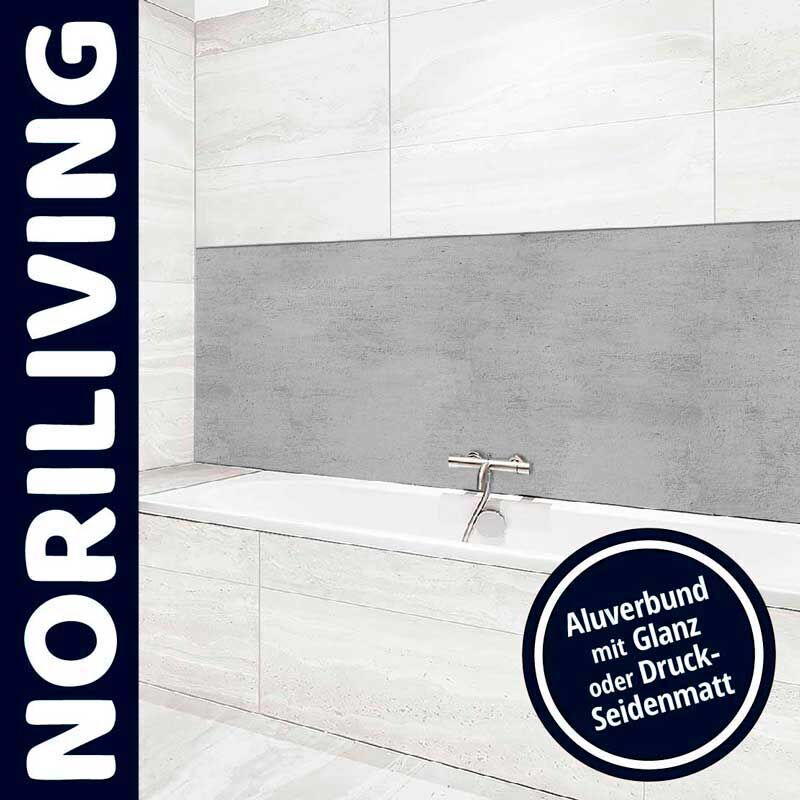 Helle Badezimmerwand aus Aluverbund mit Glanz oder Druck-Seidenmatt hinter einer modernen Badewanne, präsentiert von Noriliving