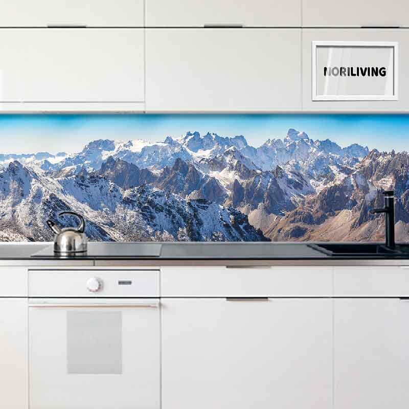 Kücheninterieur mit Berglandschaftsmotiv als Rückwand