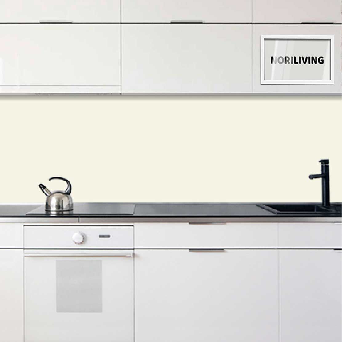Minimalistische Küche mit weißer Oberfläche, eingebauter Spüle und Wasserkocher