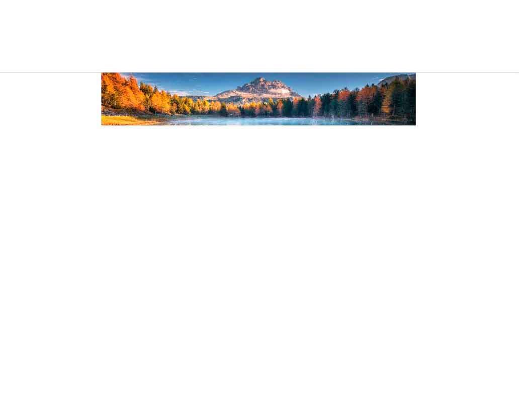 Panoramabild eines Berges im Herbst mit malerischem See und bunten Bäumen