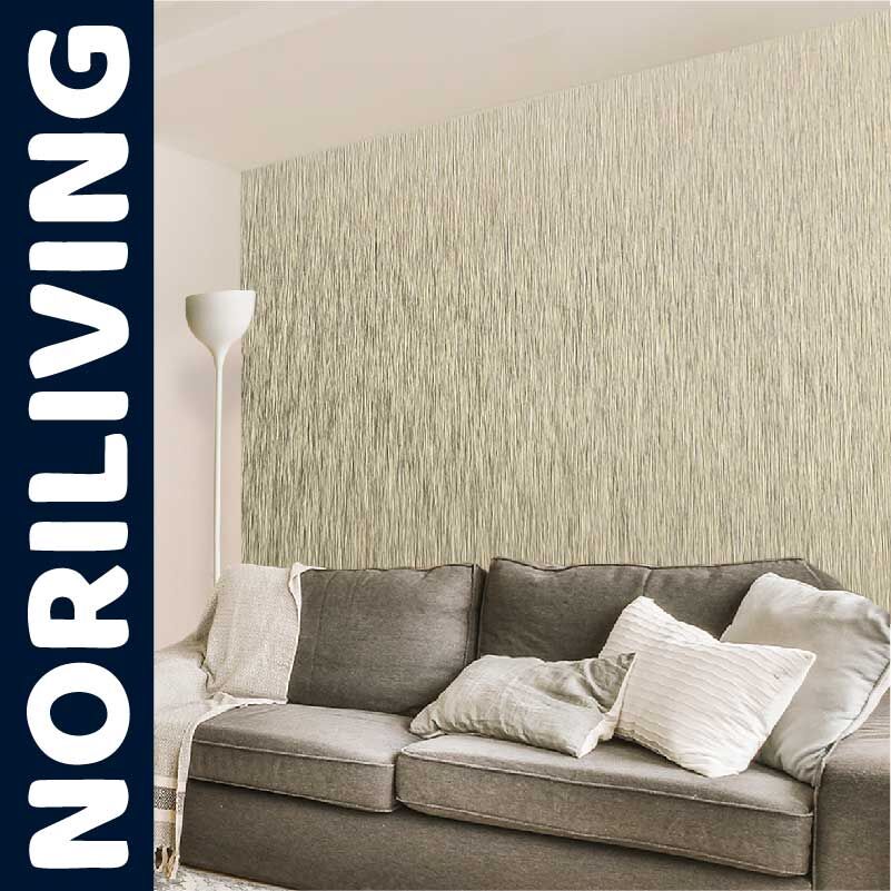 Modernes Wohnzimmer mit grauem Sofa und dekorativer Wandtapete Stilvolles Wohnzimmer mit grauem Sofa, dekorativer Wandtapete und Stehlampe, präsentiert von Noriliving
