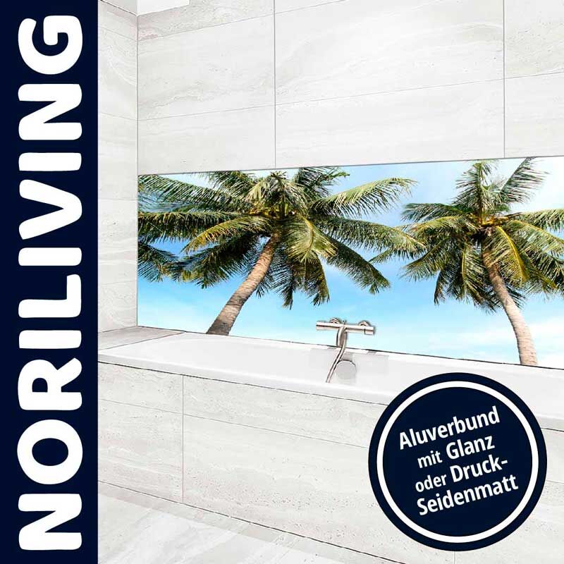 Moderne Badgestaltung mit Aluverbund-Platten, die Palmen und blauen Himmel zeigen