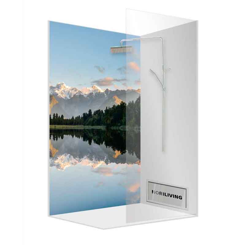 Ein Glasduschsystem mit einer dekorativen Motivwand, die ein ruhiges See- und Bergpanorama zeigt, ausgestattet mit einem modernen Duschkopf.