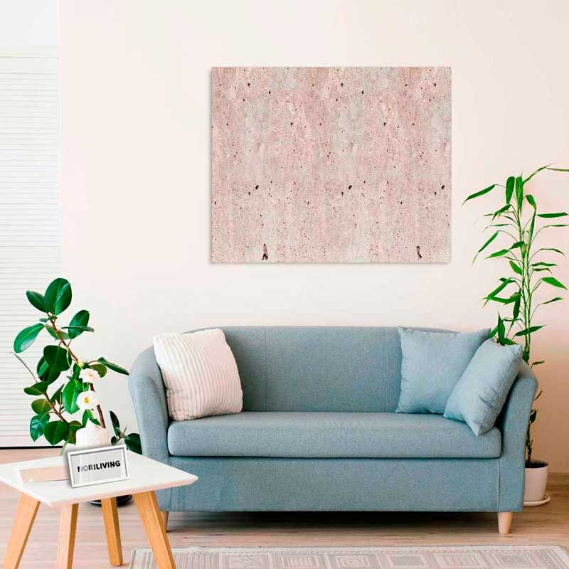Wohnzimmer mit blauem Sofa, weißen Kissen, Wandbild und Pflanzen