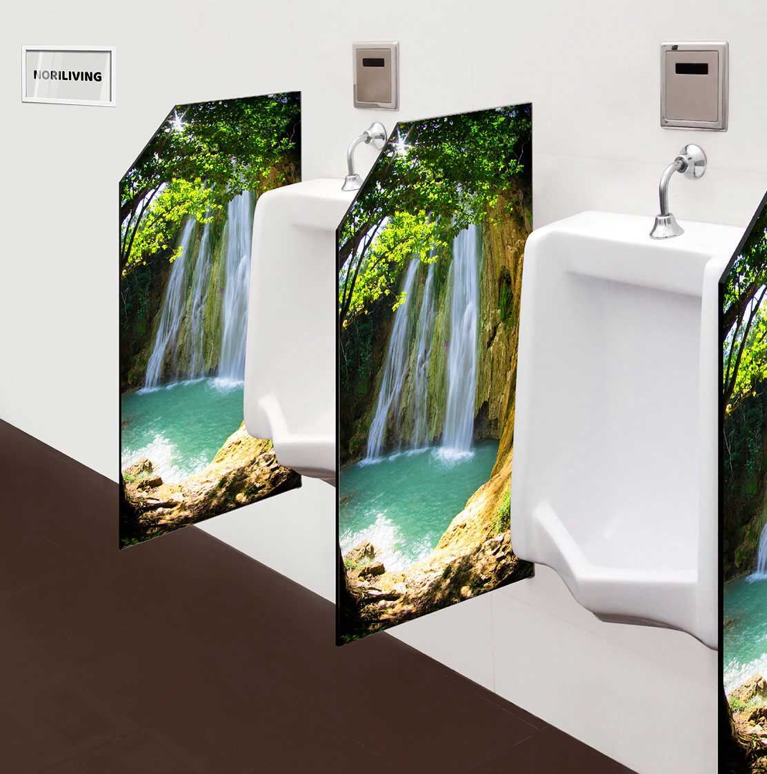 in der Toilette eingebaute Schamwand mit Motiv Wasserfall an Felswand 654