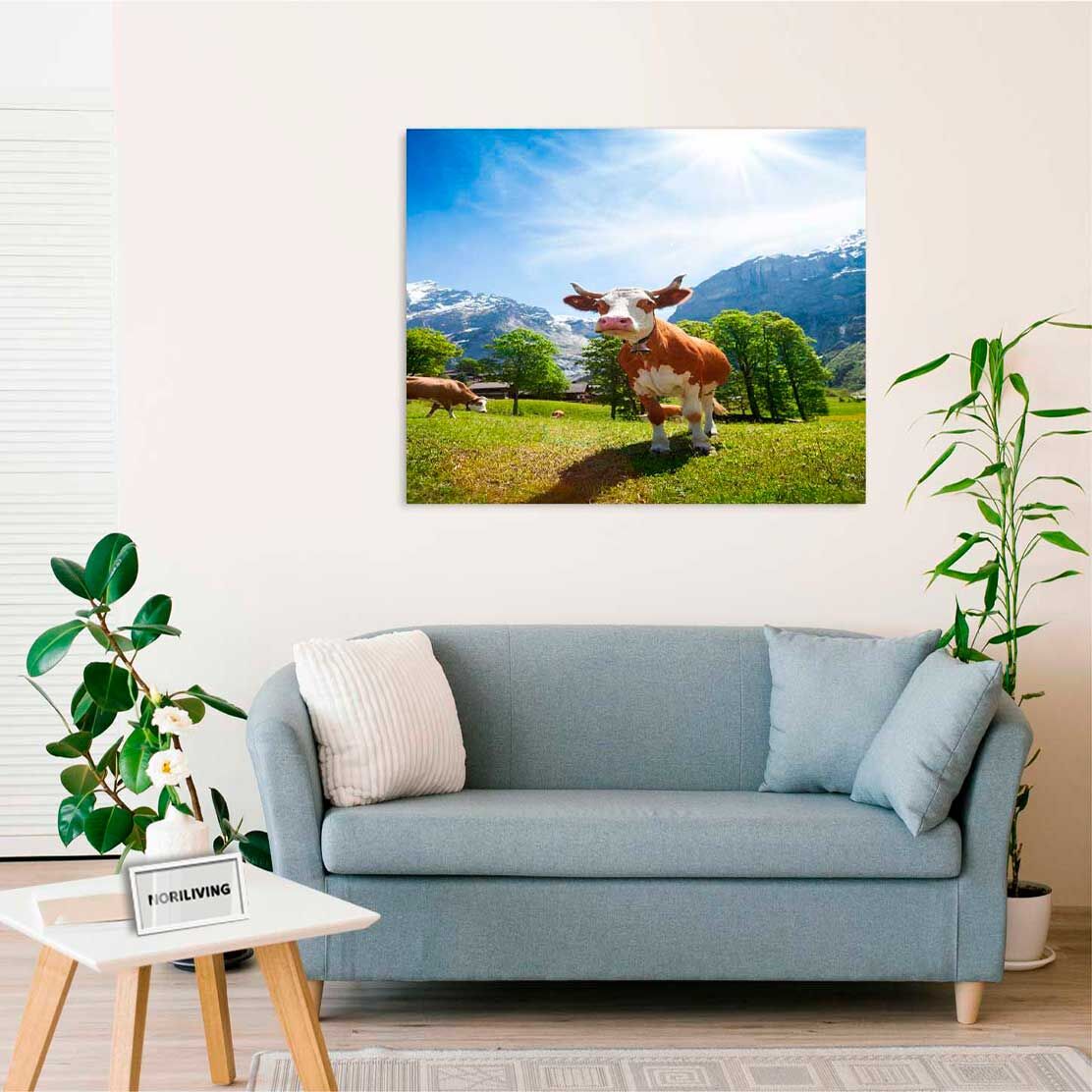 Wandbild über dem Sofa mit Motiv Kuh in Alpenidylle 660