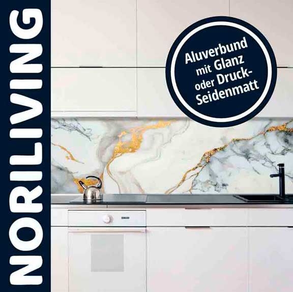 Helle Küche mit stilvoller Alu-Rückwand in Marmoroptik und goldenen Akzenten