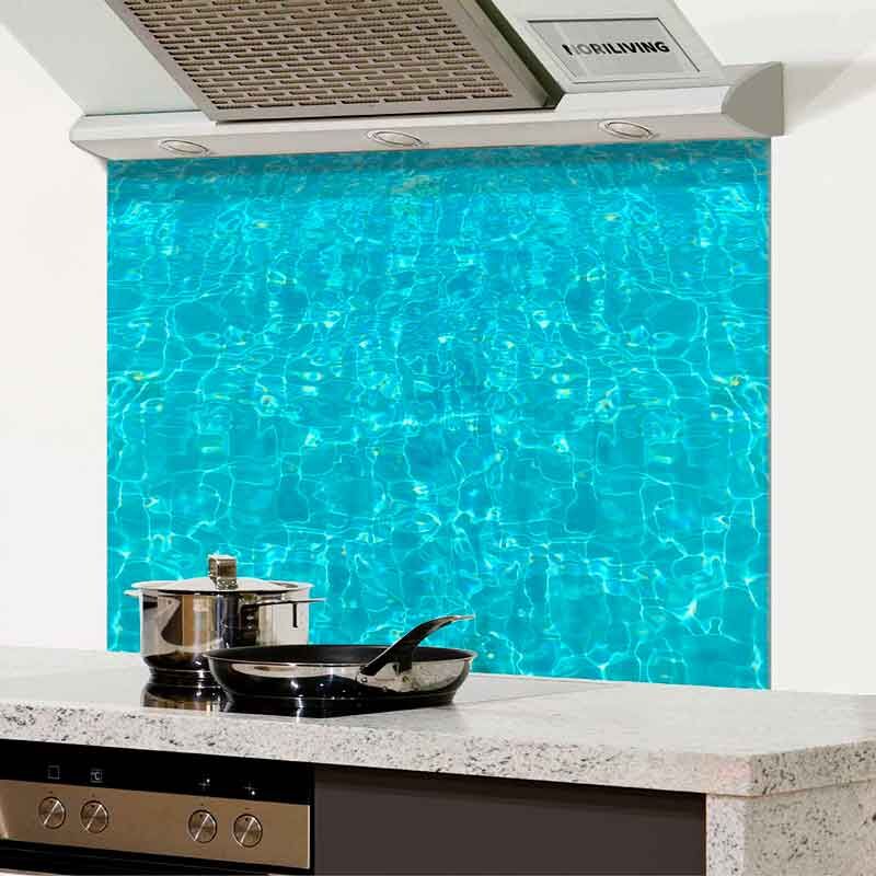 Küchenrückwand mit blauen Wasserwellen, darunter ein Herd mit Töpfen und Pfannen