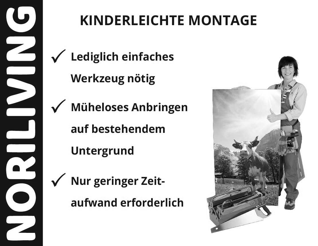 Person zeigt auf eine leicht zu montierende Wanddekoration mit Kuhmotiv; einfache Installation ohne großen Zeitaufwand
