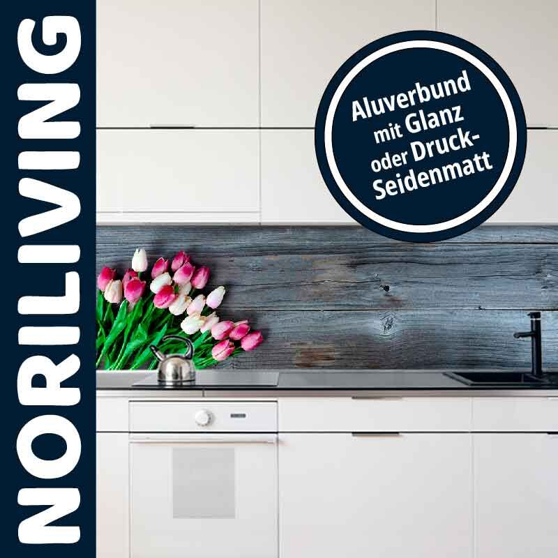 Moderne Küche mit weißen Schränken, einem Küchenspiegel in Holzoptik und einem Blumenstrauß aus Tulpen. Aluverbund mit Glanz oder Druck-Seidenmatt bietet NORILIVING.