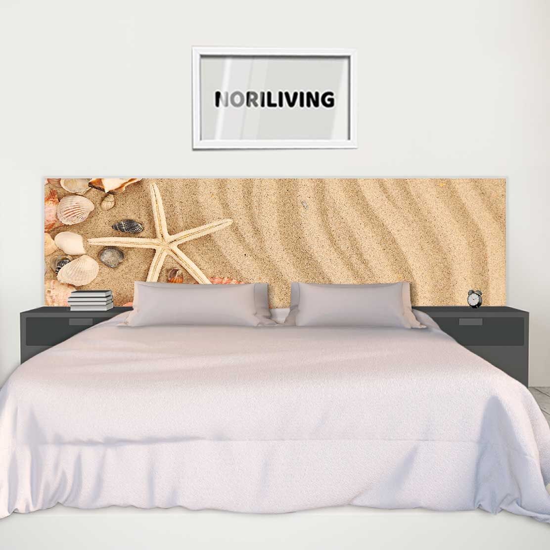 im Schlafzimmer eingebaute Bettrückwand mit Motiv Muscheln im Sand 513